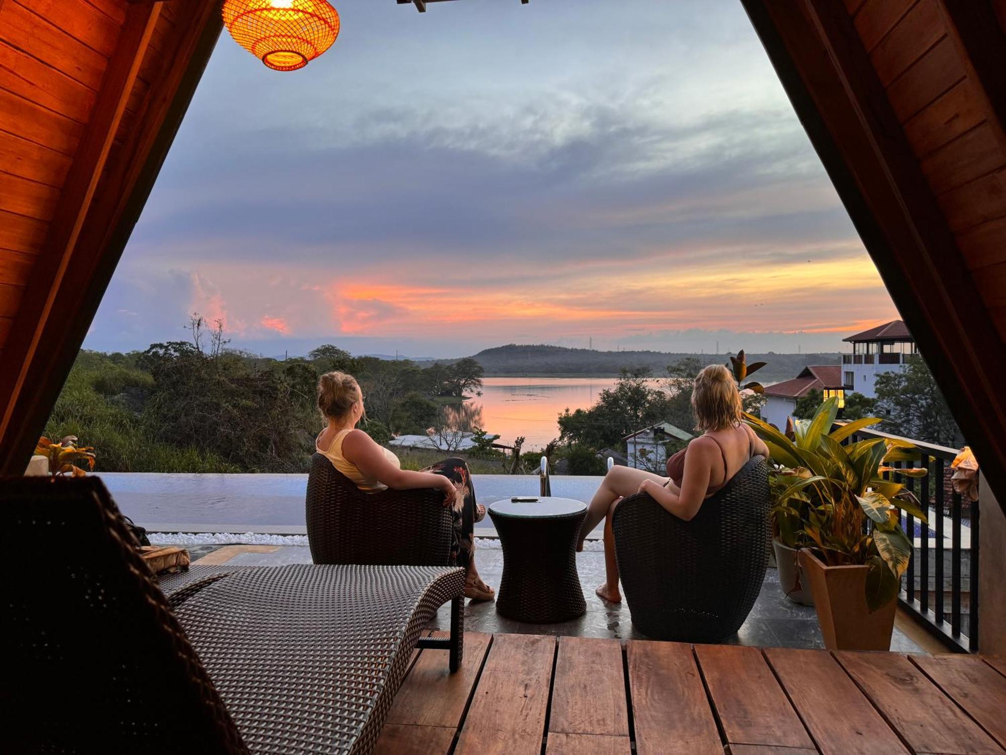 Sundown Lake Hotel & Spa Habarana Buitenkant foto