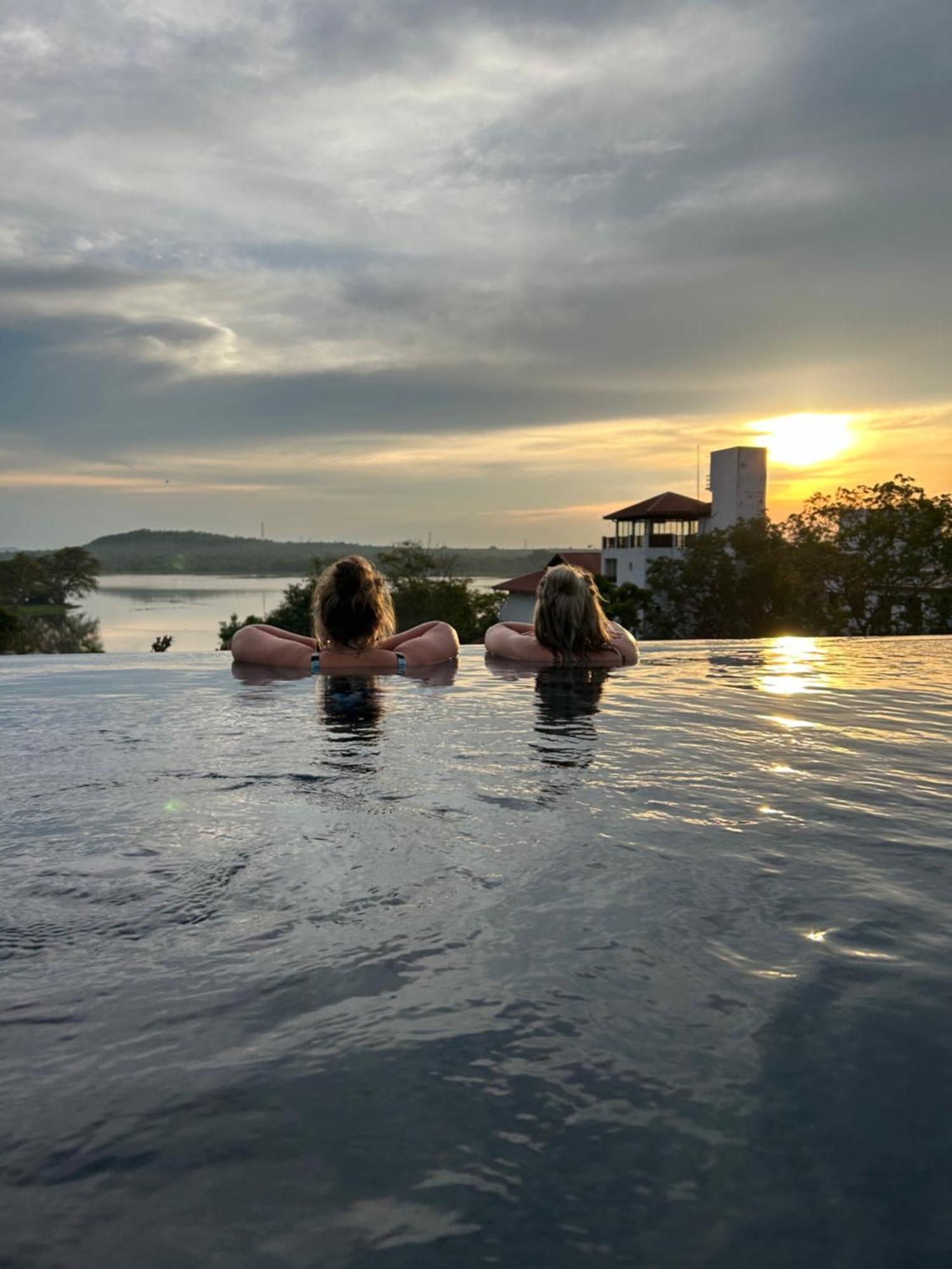Sundown Lake Hotel & Spa Habarana Buitenkant foto