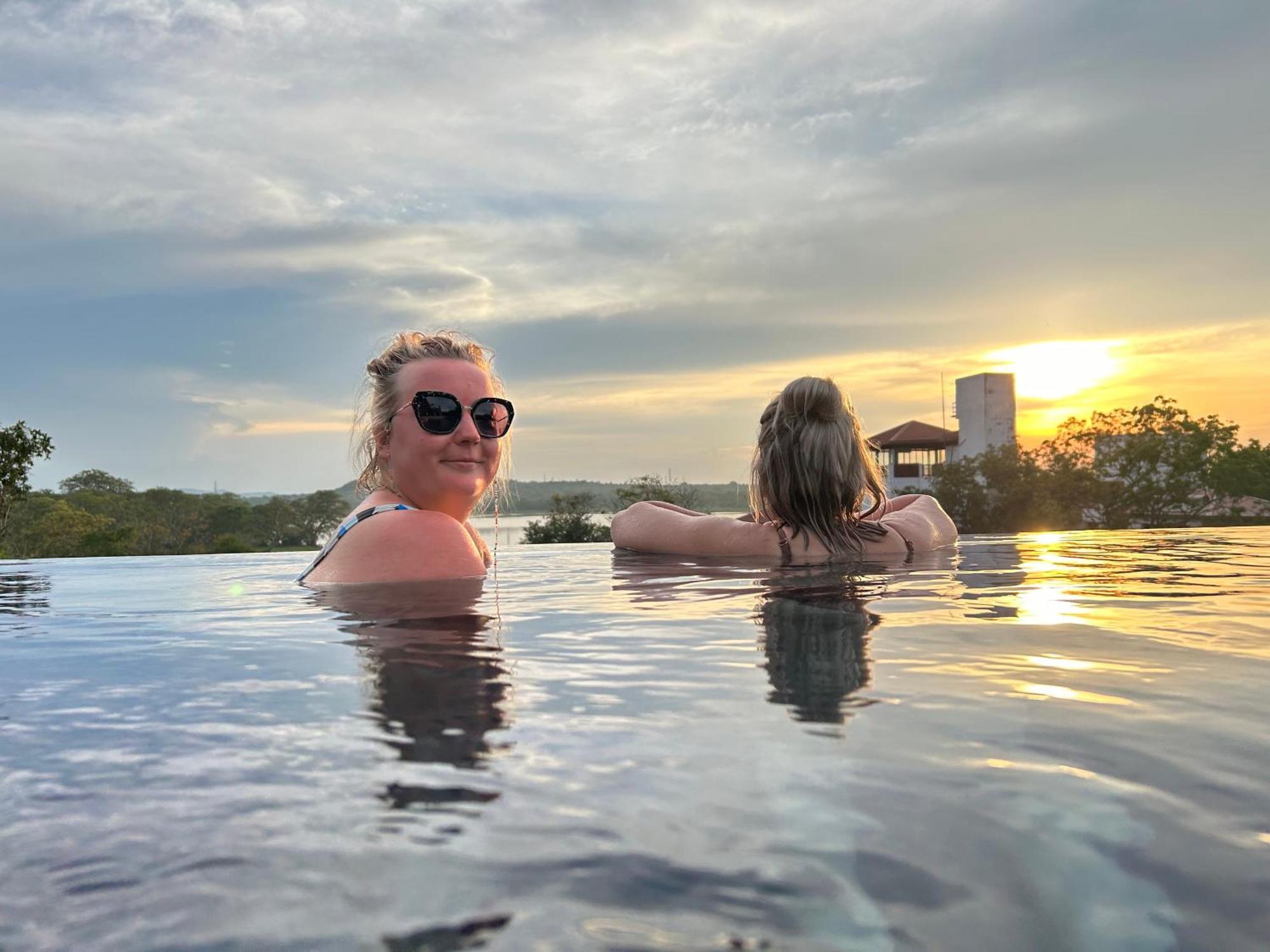 Sundown Lake Hotel & Spa Habarana Buitenkant foto