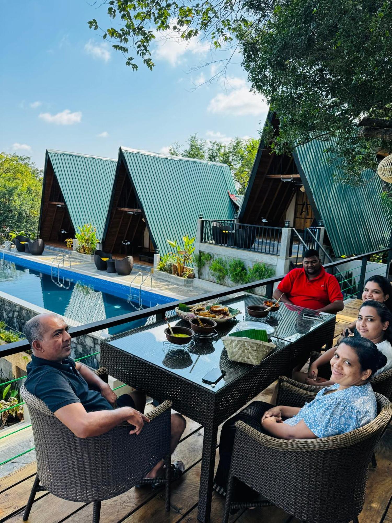 Sundown Lake Hotel & Spa Habarana Buitenkant foto
