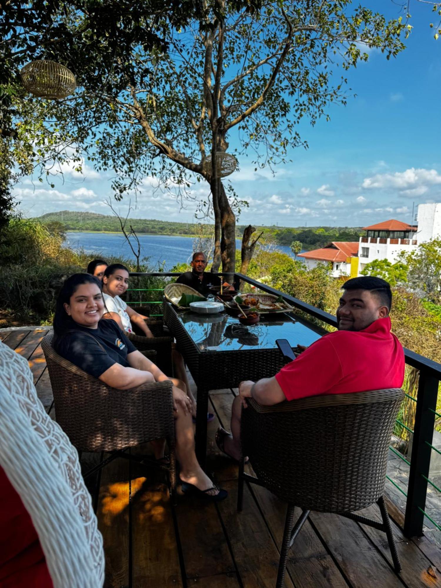 Sundown Lake Hotel & Spa Habarana Buitenkant foto
