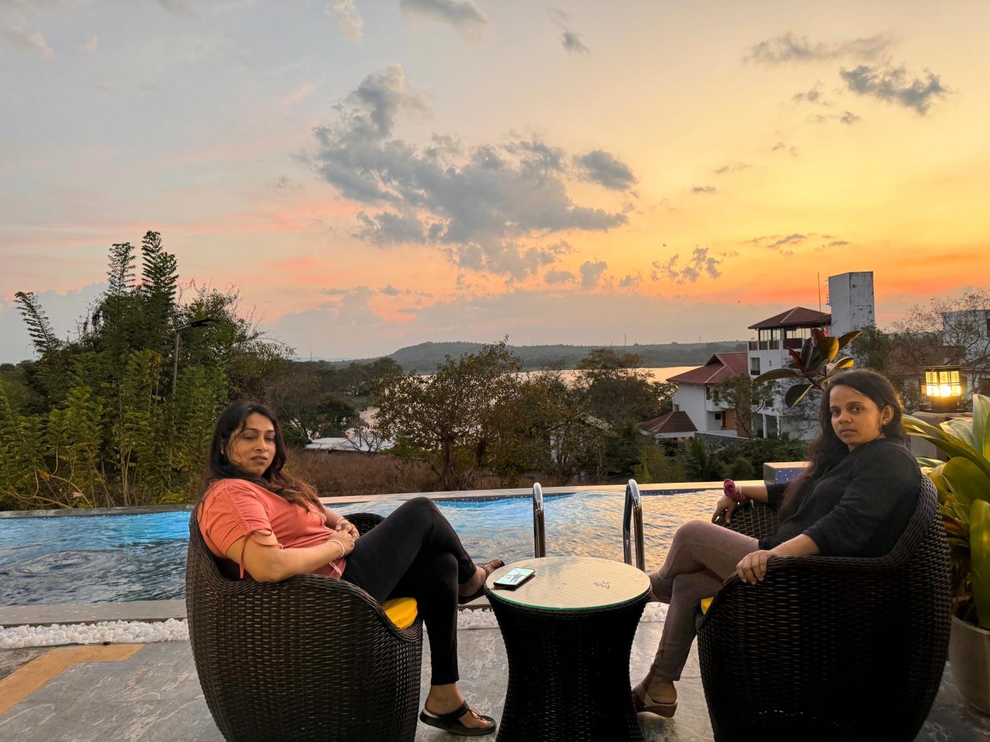 Sundown Lake Hotel & Spa Habarana Buitenkant foto